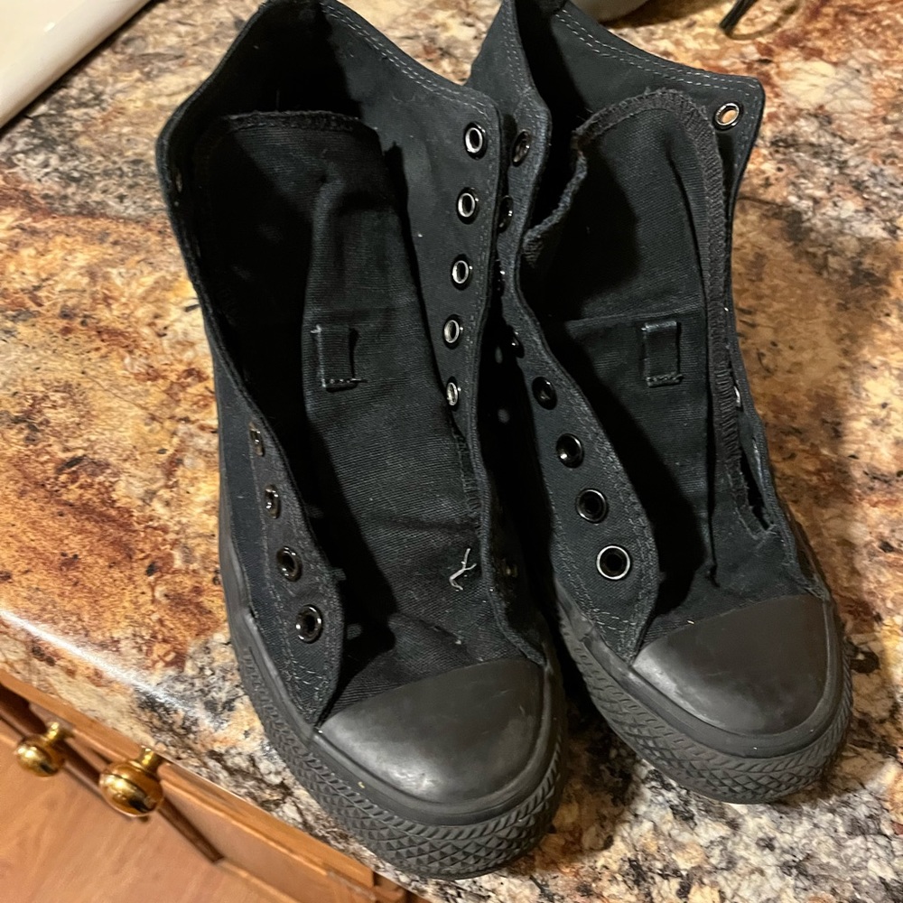 All black high top converse. Mens 7 womens 9. No shoes strings. Good tread.